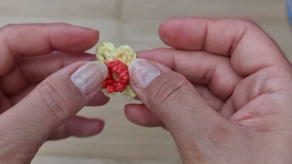 Crochet Mini Daffodil Motif Pattern 4