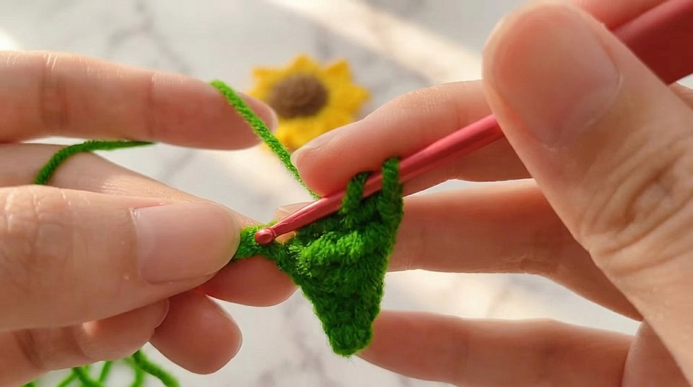 Crochet Sunflower Keychain Pattern 4