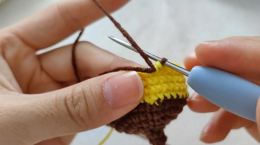 Cute Crochet Bee Amigurumi Pattern 4