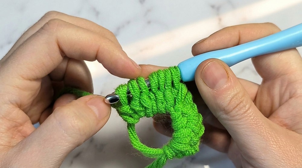 Cute Crochet Flower Keychain Pattern 5