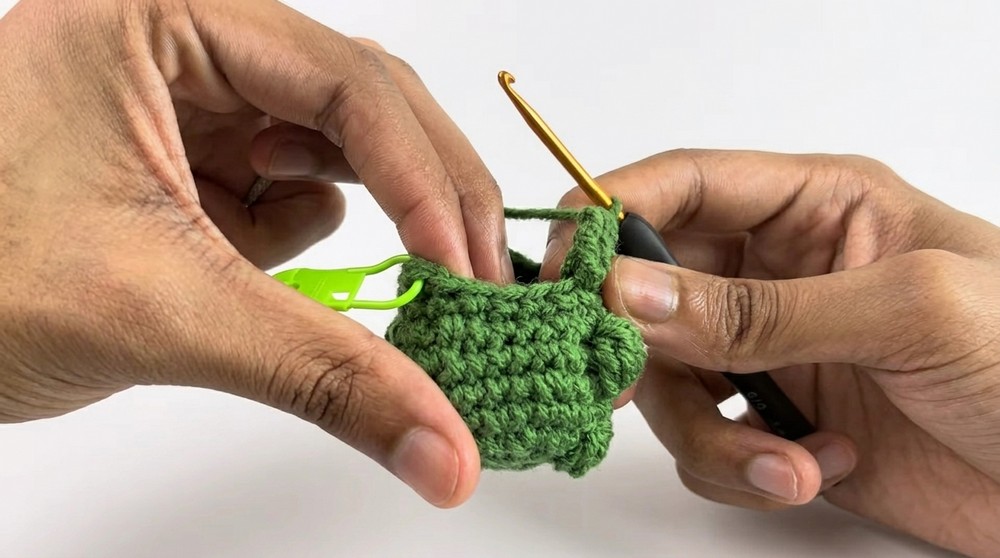 Cute Crochet Frog Keychain Pattern 4