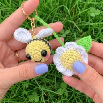 Easy Crochet Bee Keychain Pattern 7