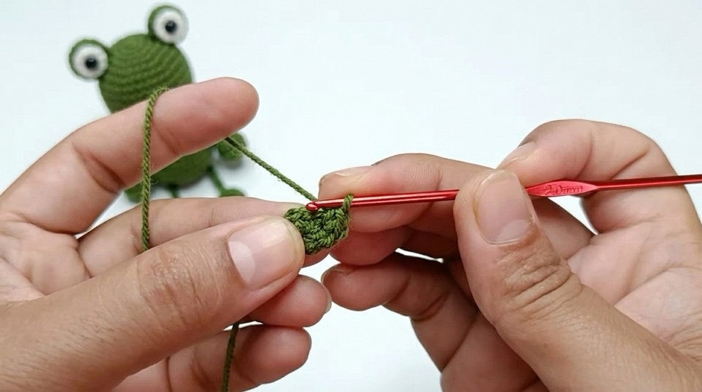 Quick Crochet Frog Keychain Pattern 1