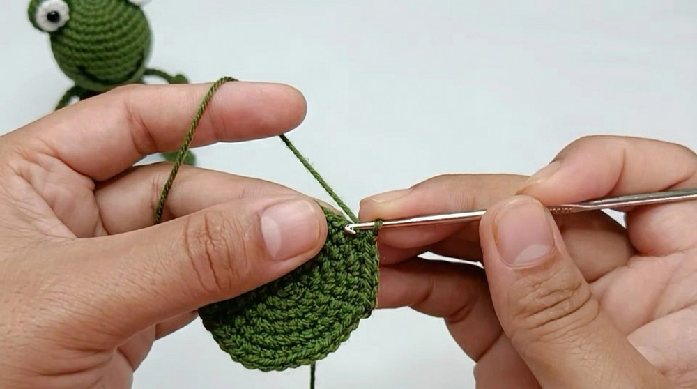 Quick Crochet Frog Keychain Pattern 2