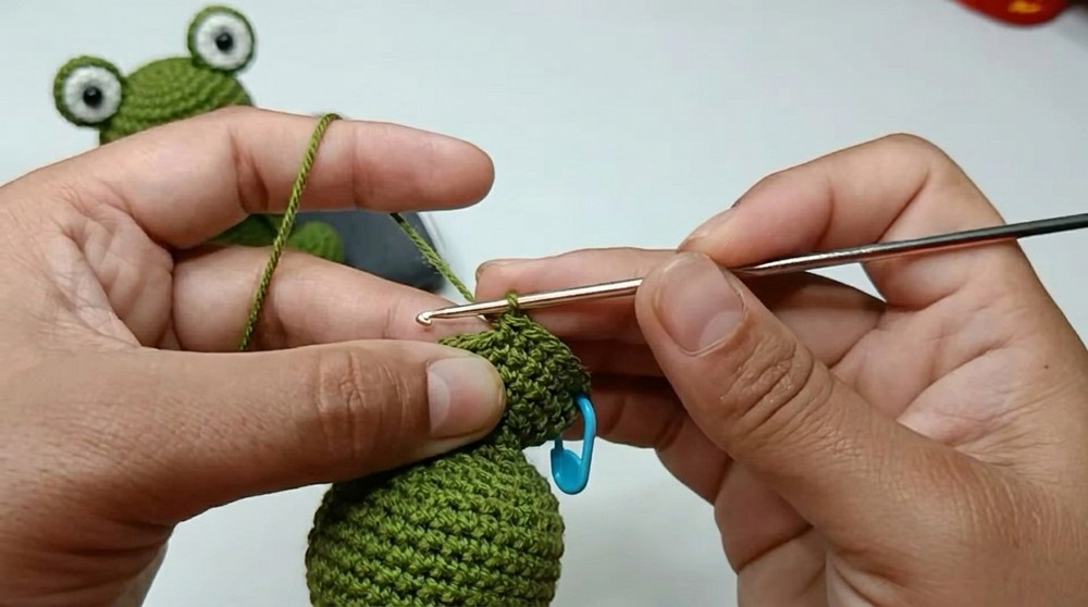 Quick Crochet Frog Keychain Pattern 3