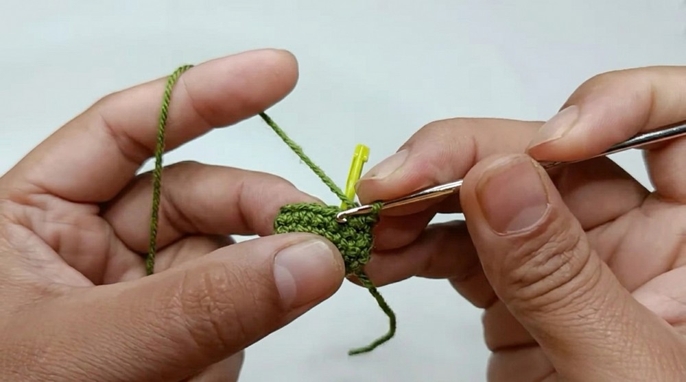 Quick Crochet Frog Keychain Pattern 4