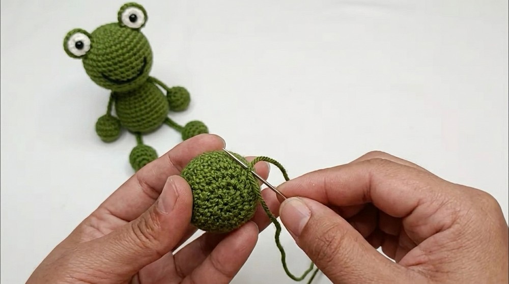 Quick Crochet Frog Keychain Pattern 5