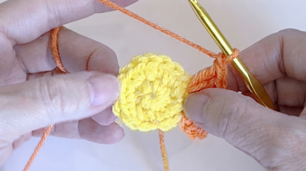Crochet Retro Daisy Granny Square Pattern 2