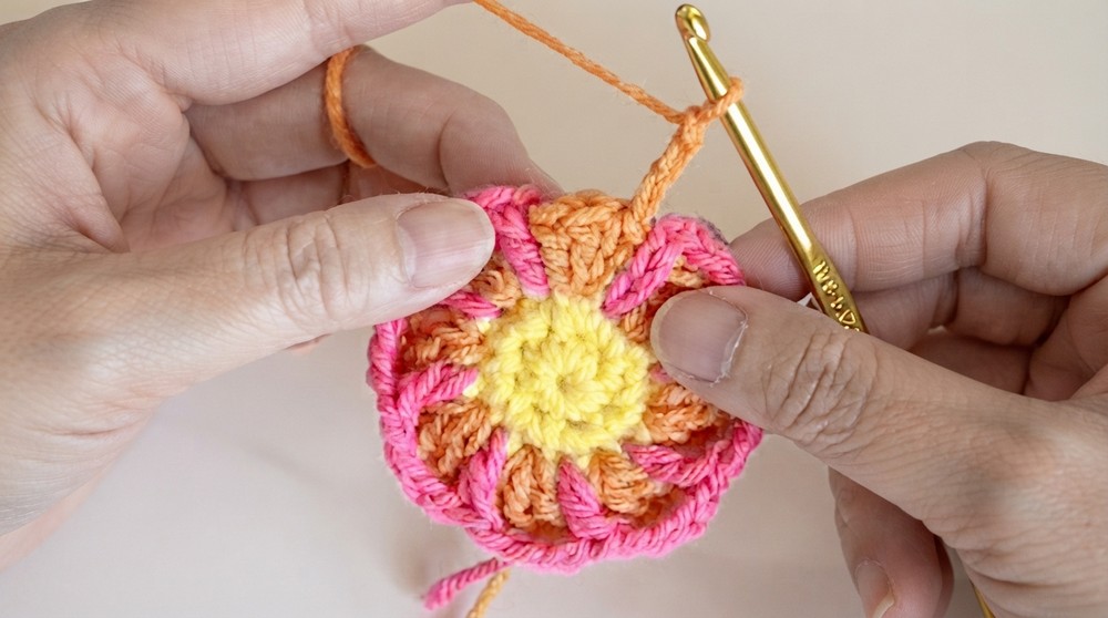 Crochet Retro Daisy Granny Square Pattern 3