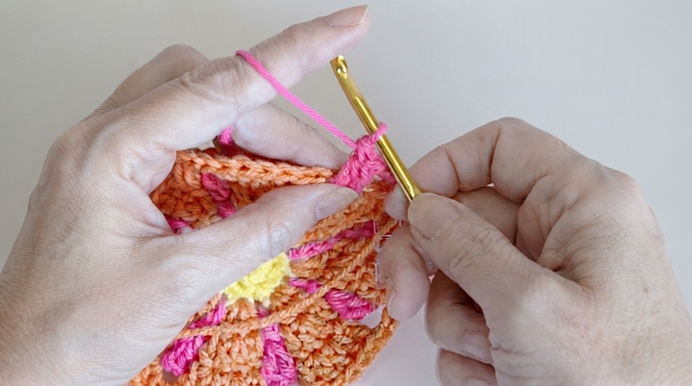 Crochet Retro Daisy Granny Square Pattern 4