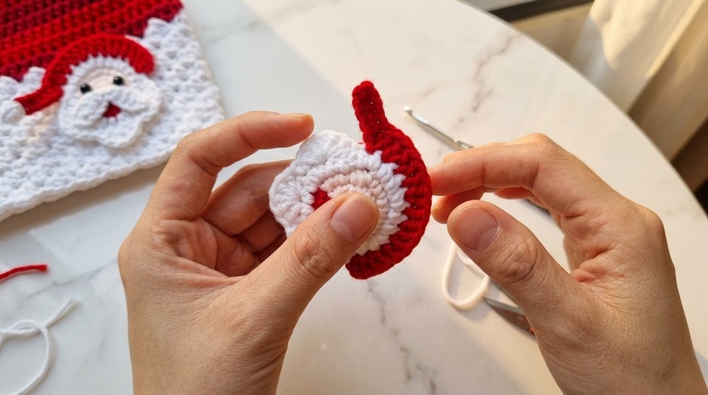 Crochet Santa Claus Keychain Pattern 4