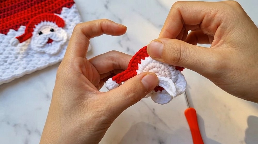 Crochet Santa Claus Keychain Pattern 5