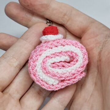 Crochet Roll Cake Keychain Pattern 5