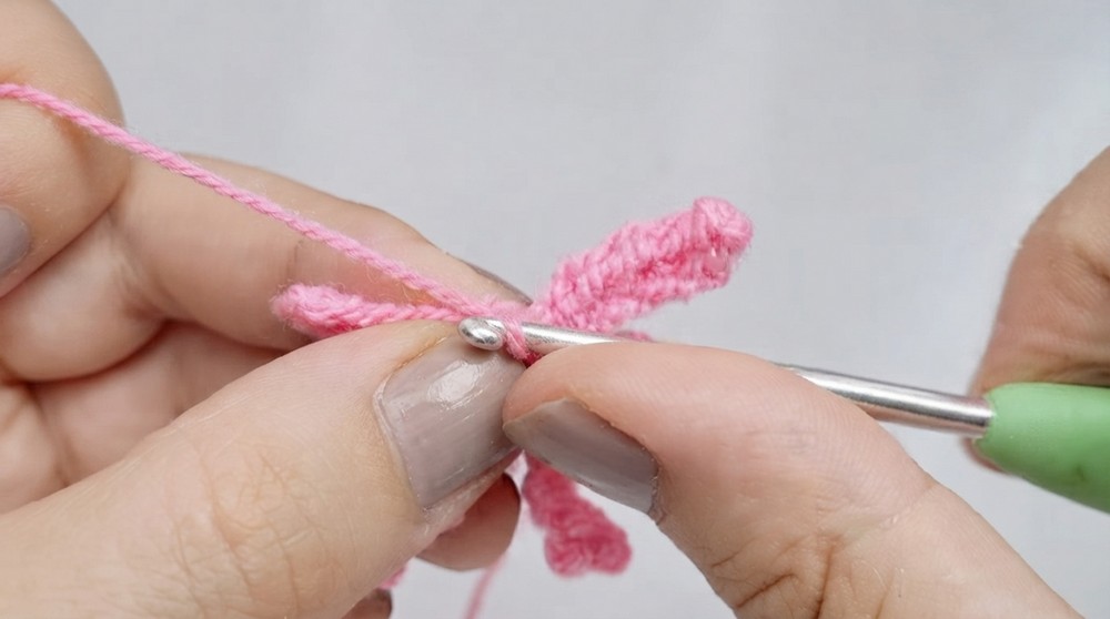 Cute Crochet Flower Keychain Pattern 3