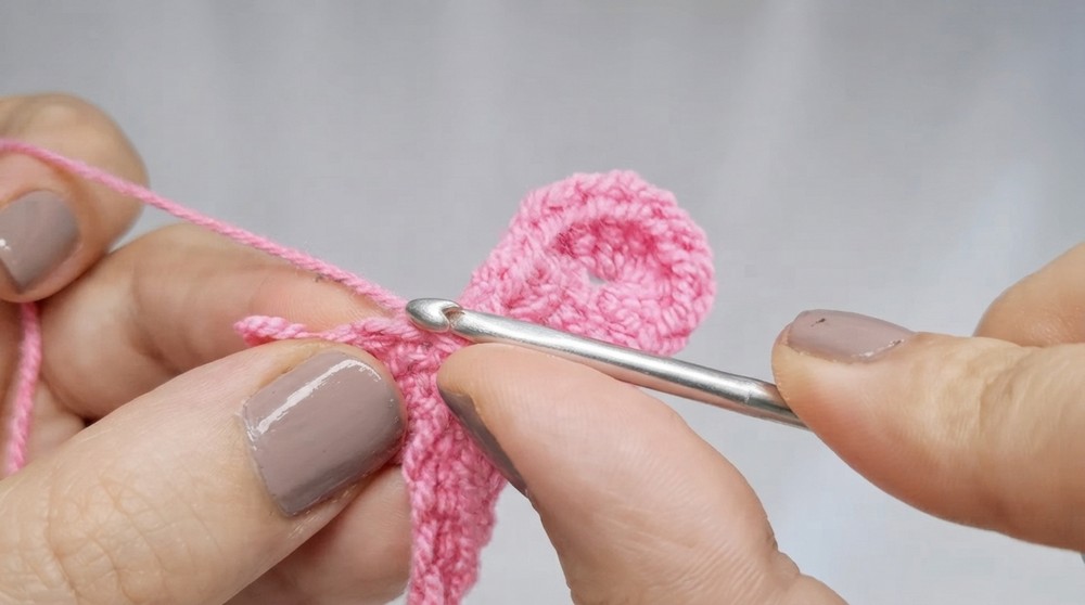 Cute Crochet Flower Keychain Pattern 4