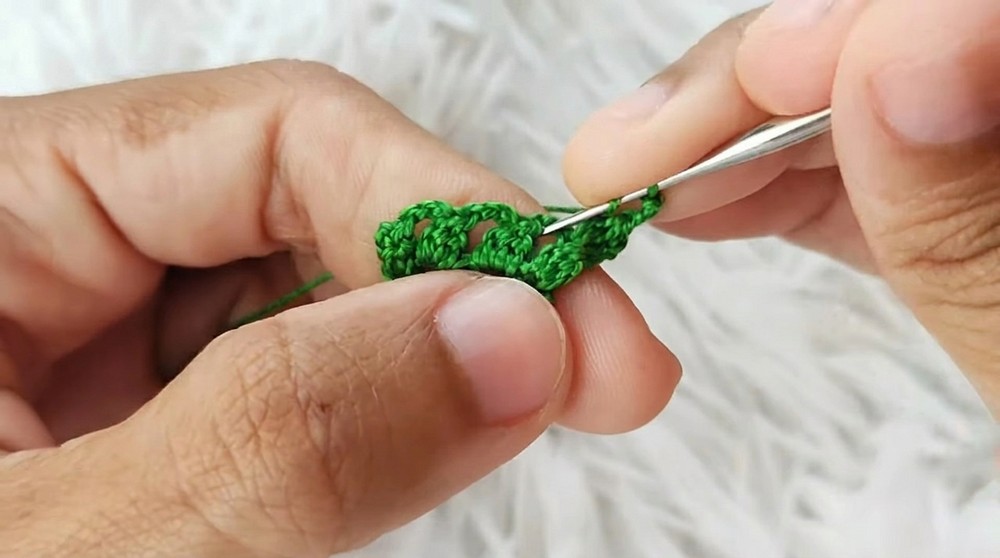 Easy Crochet Christmas Tree Earring Pattern (5)