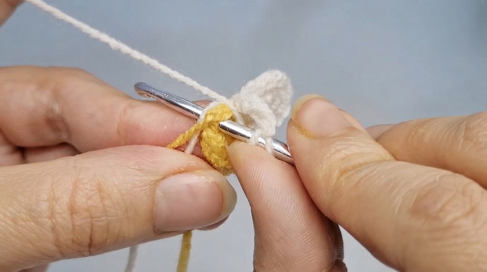 Easy Crochet Daisy Bookmark Pattern 3