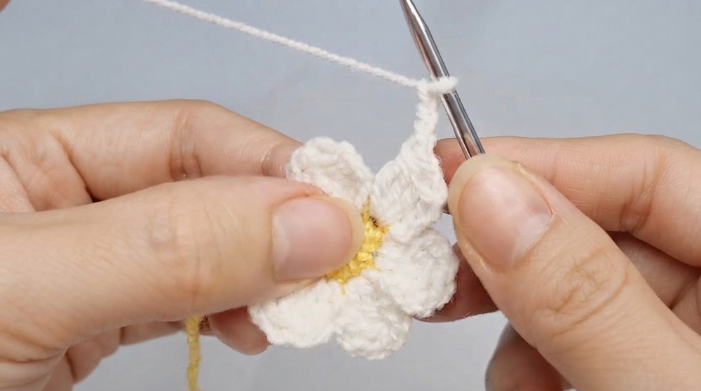 Easy Crochet Daisy Bookmark Pattern 4