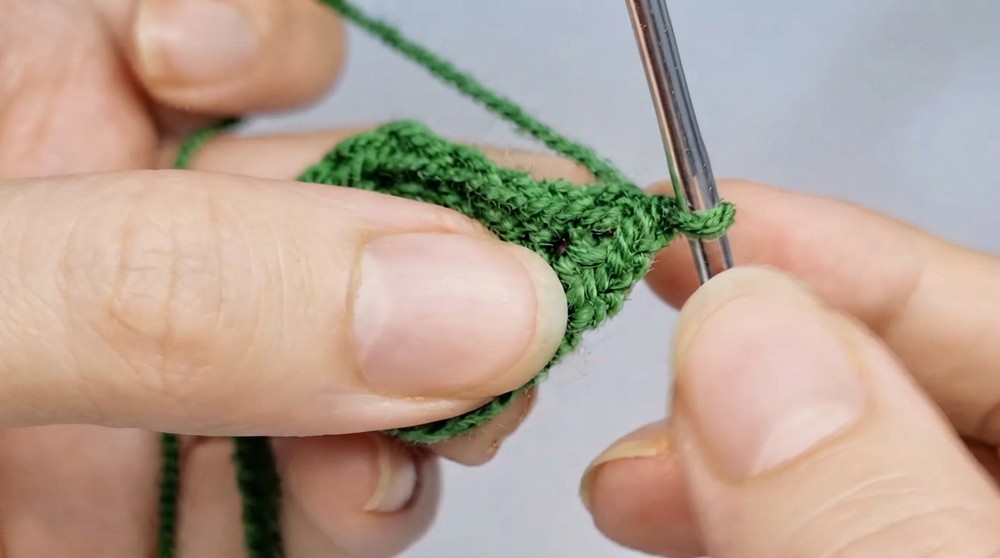 Easy Crochet Daisy Bookmark Pattern 5