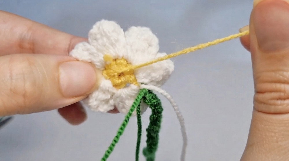 Easy Crochet Daisy Bookmark Pattern 6
