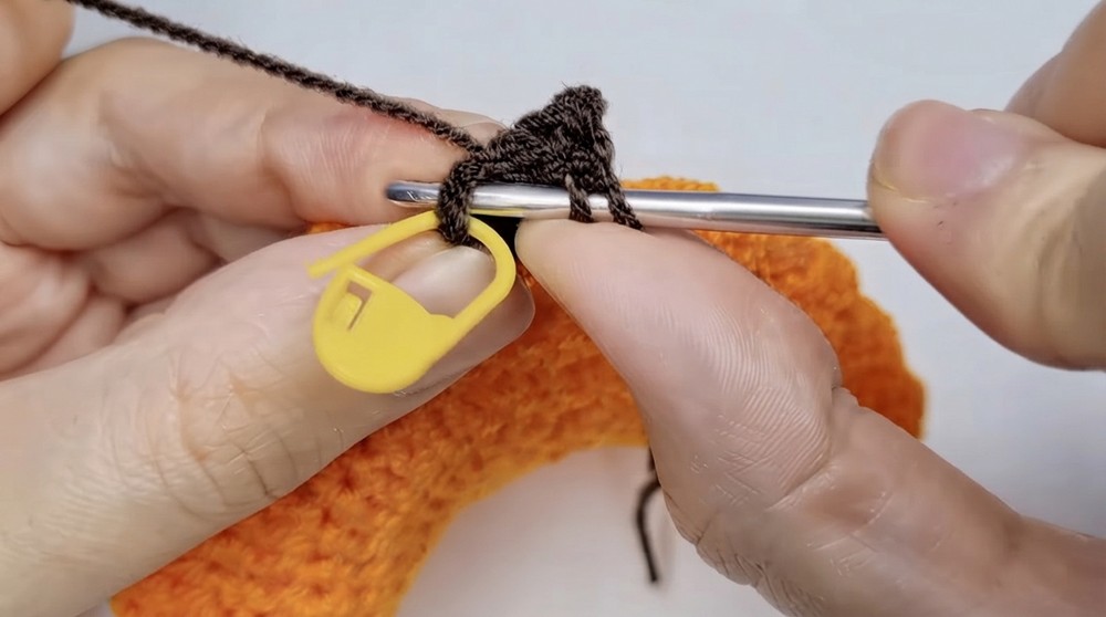 Easy Crochet Pumpkin Coaster Pattern 4