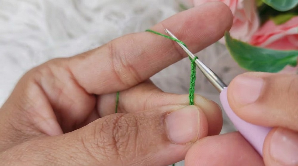 Easy Holly Leave Earring Crochet Pattern (3)