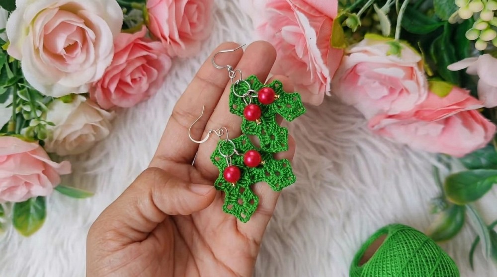 Easy Holly Leave Earring Crochet Pattern (5)