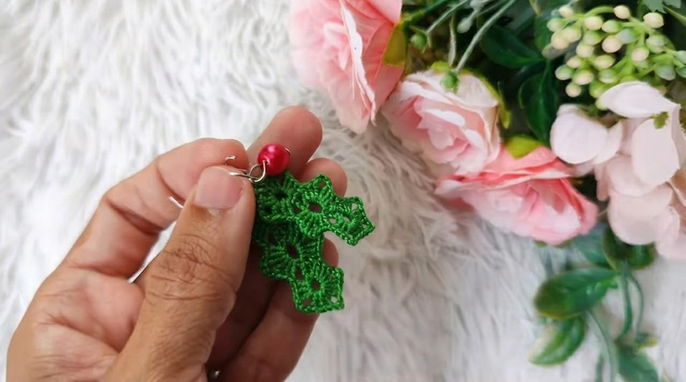 Easy Holly Leave Earring Crochet Pattern (6)