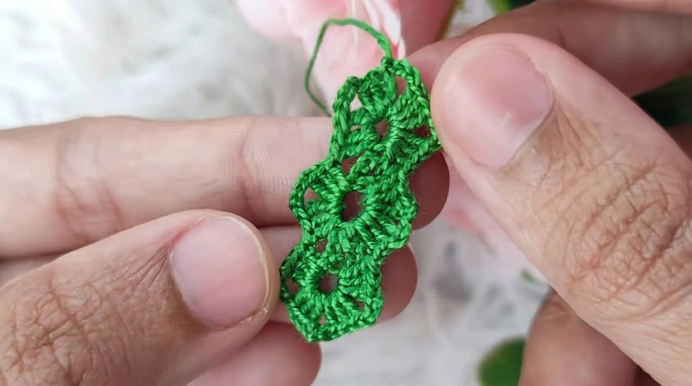 Easy Holly Leave Earring Crochet Pattern (7)