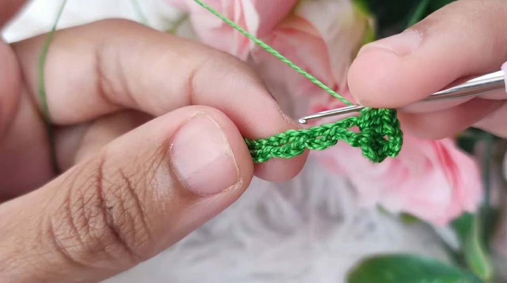 Easy Holly Leave Earring Crochet Pattern (8)
