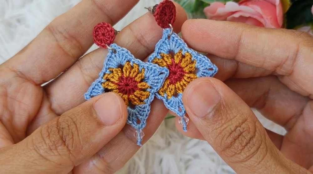 How To Crochet A Granny Squqre Earrings (5)
