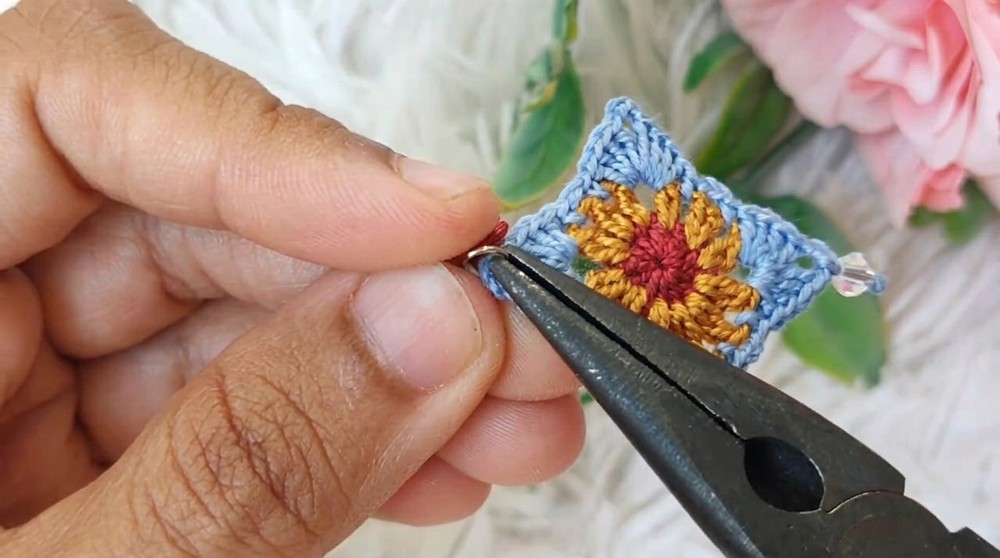 How To Crochet A Granny Squqre Earrings (6)