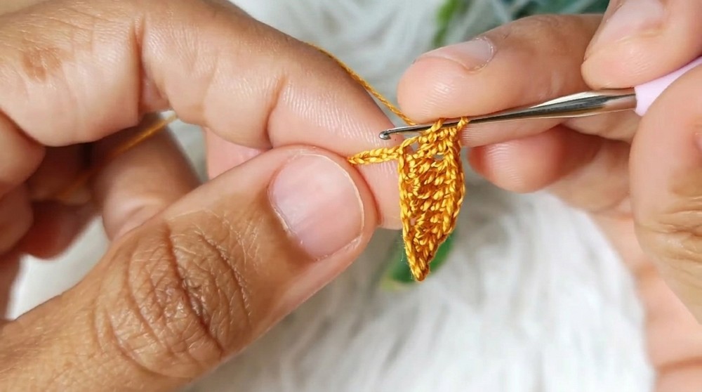 How To Crochet Autumn Leaf Earrings (6)