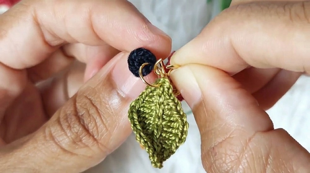 How To Crochet Autumn Leaf Earrings (7)