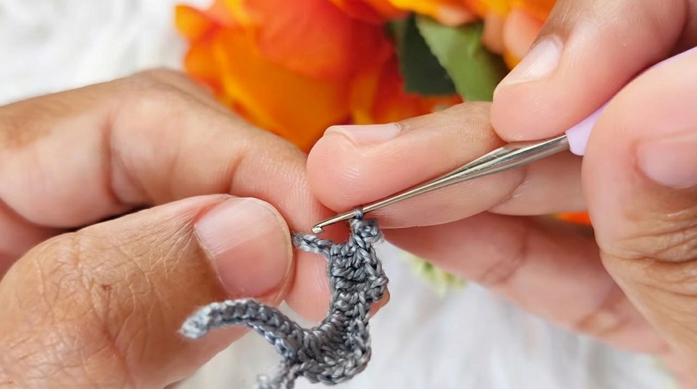 How To Crochet Creepy Cat Earrings (5)