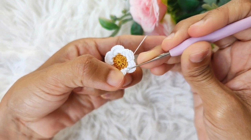 How To Crochet Daisy Flower Earrings (6)