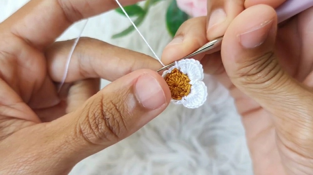How To Crochet Daisy Flower Earrings (7)