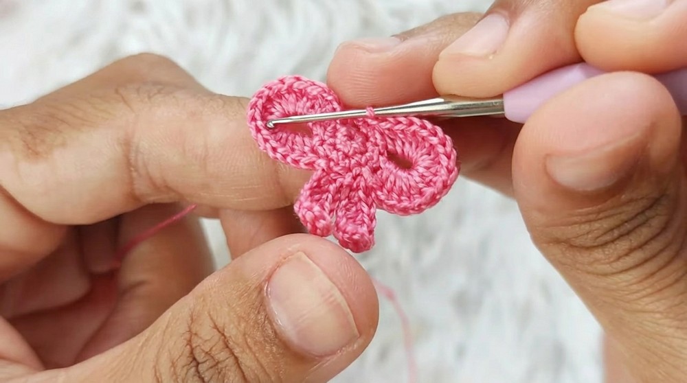 How To Crochet Easy Bow Pattern (5)