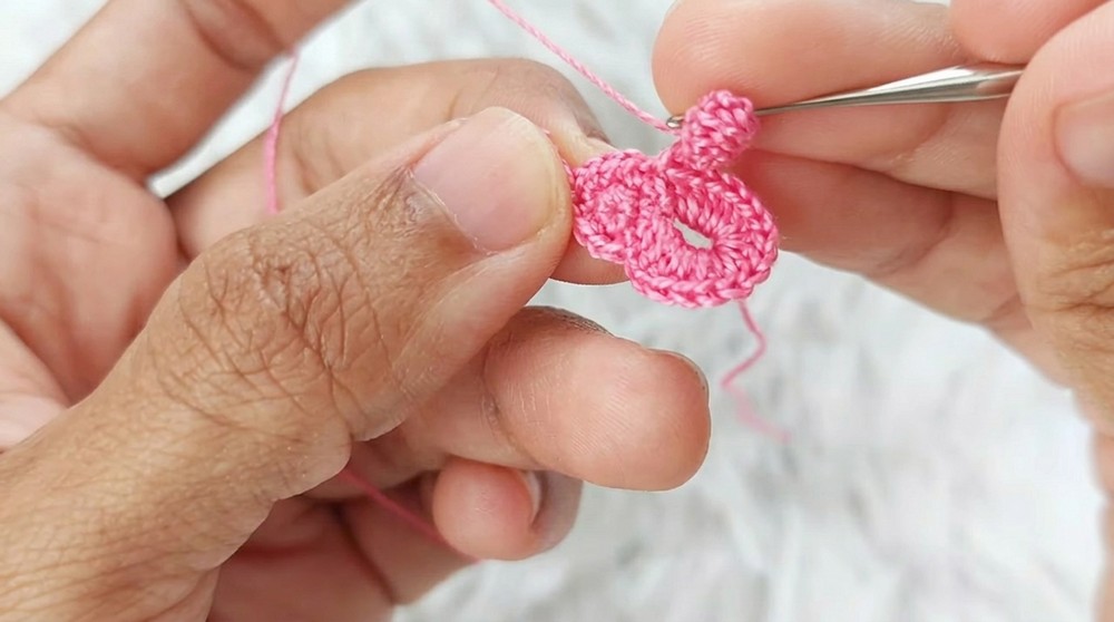 How To Crochet Easy Bow Pattern (7)