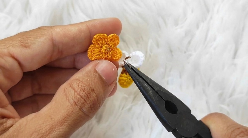 How To Crochet Little Bee Earrings (1)