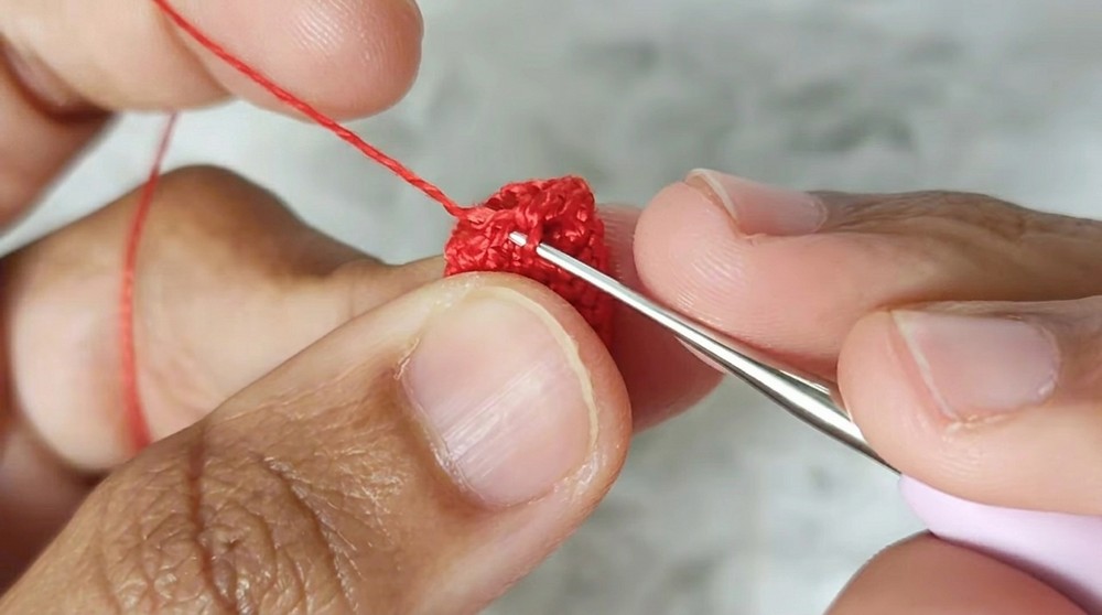 How To Crochet Santa Claus Gloves earrings (3)