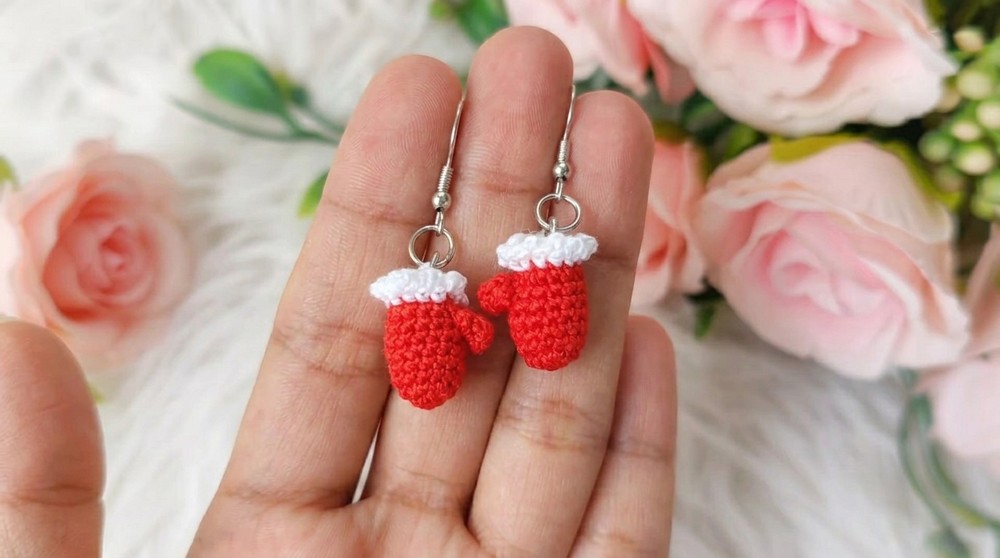 How To Crochet Santa Claus Gloves earrings (5)