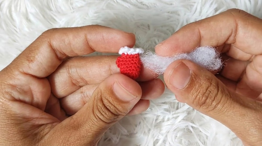 How To Crochet Santa Claus Gloves earrings (6)