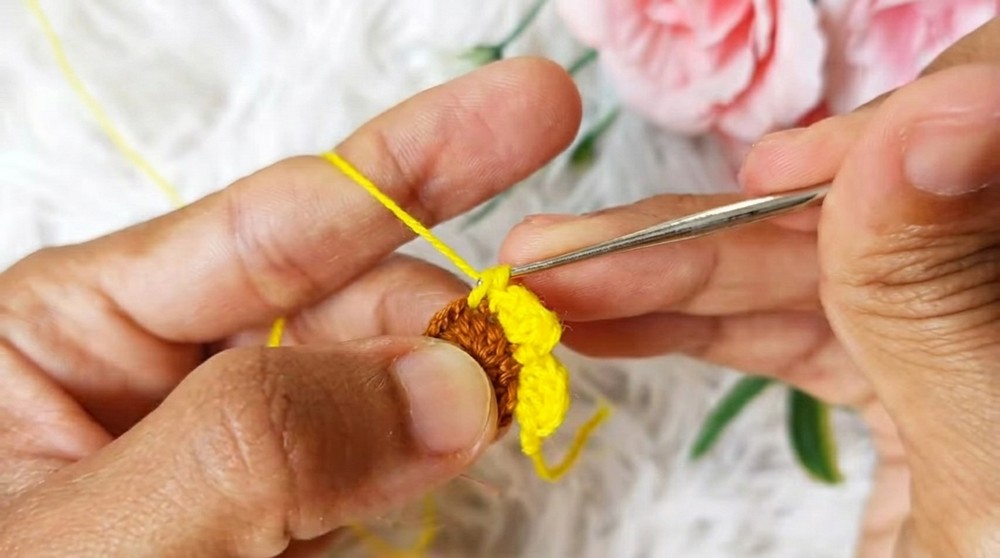 How To Crochet Sunflower Earrings (7)