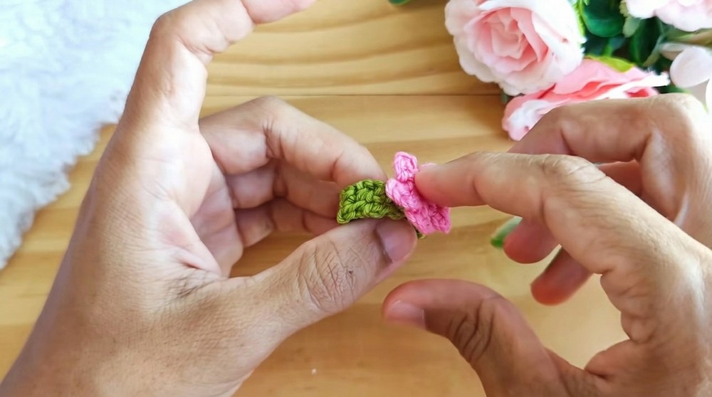 How To Crochet Tiny Flower Ring (6)