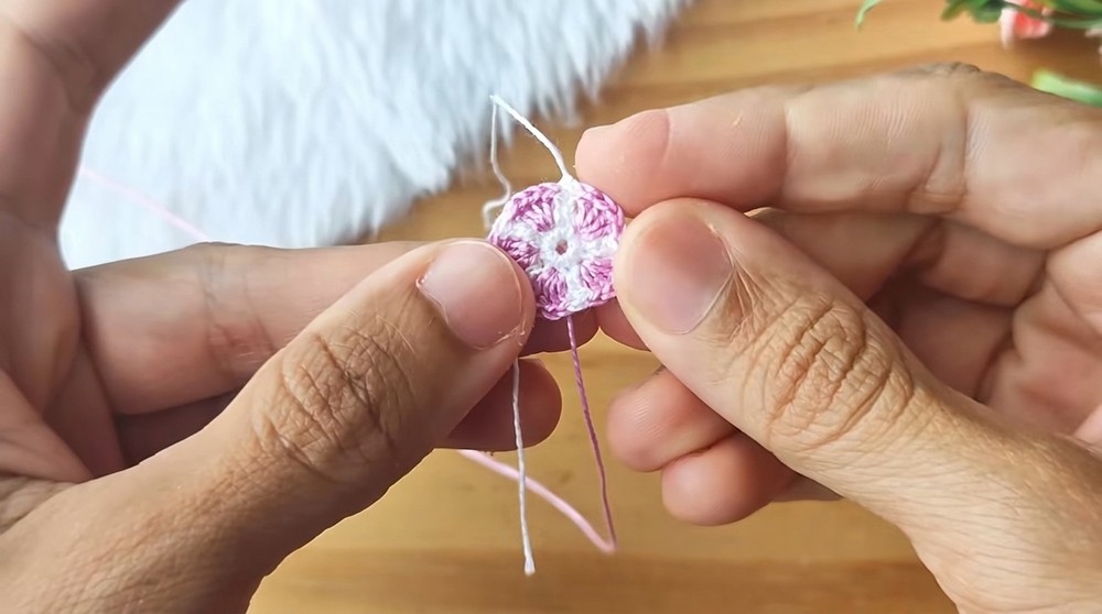 How to Crochet Beautiful Flower Earrings (3)