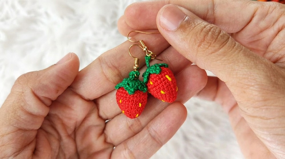 How to Crochet Strawberry Earrings – Easy Pattern (9)
