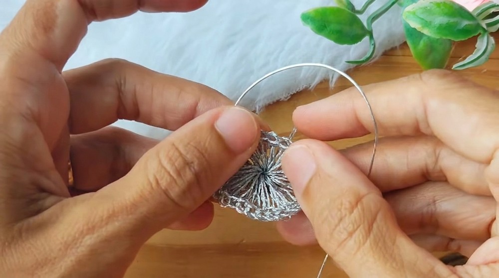 How to Crochet Wire Flower Earrings – Free Pattern (7)