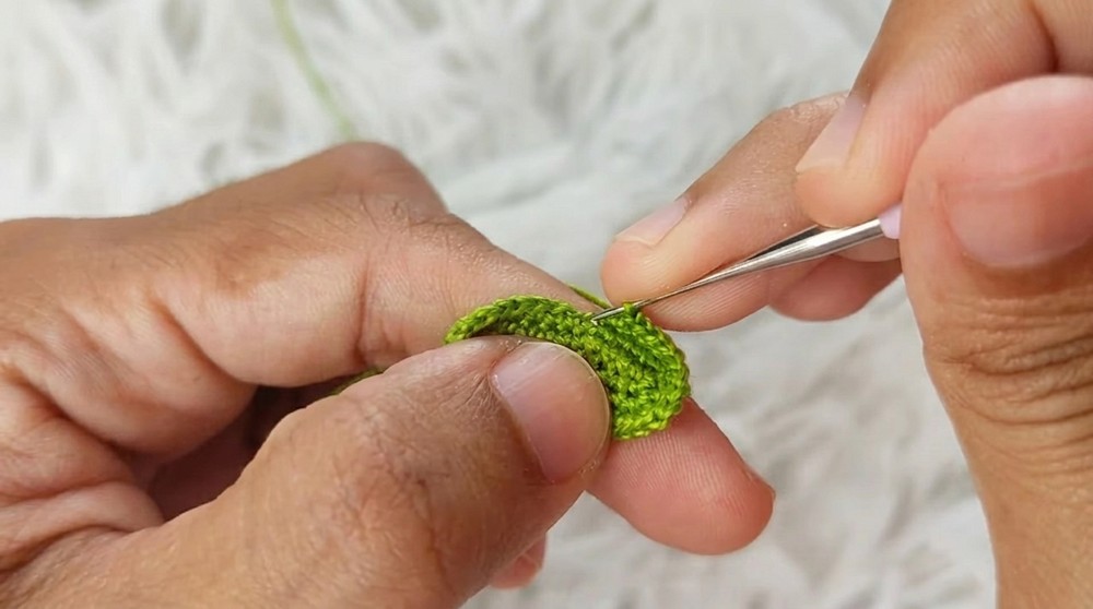 How to Crochet a Mini Cactus in a Vase (7)