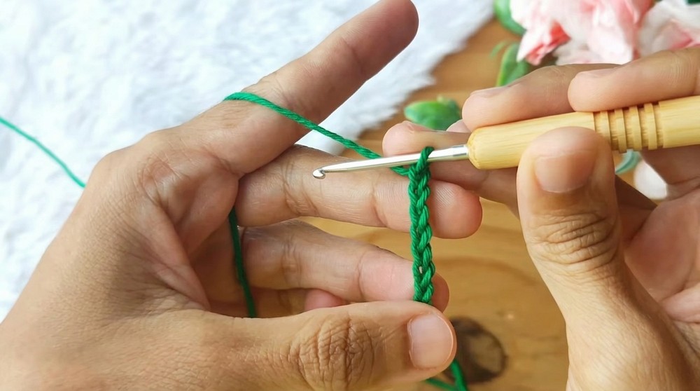 How to Crochet a Simple and Easy Bracelet (2)